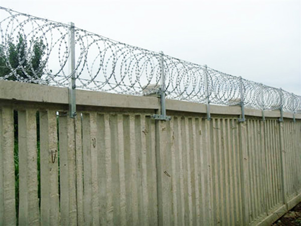 刺鐵絲柵欄圖片2