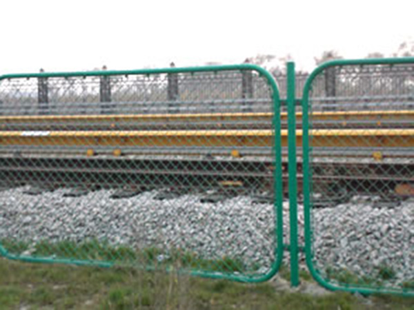 高速鐵路防護(hù)欄圖片3