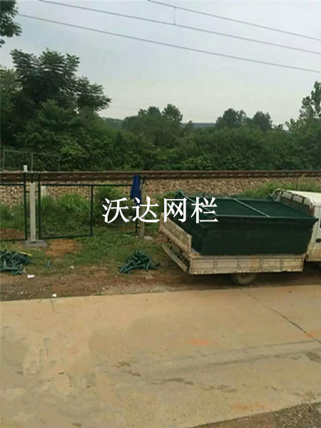滬昆鐵路貴州段防護柵欄護欄網項目圖片3